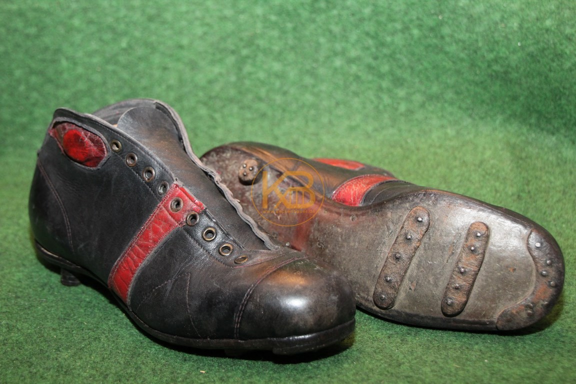 Alte schwarze hohe Fußballschuhe mit genagelten Stegen vermutlich aus den frühen 1930ern.