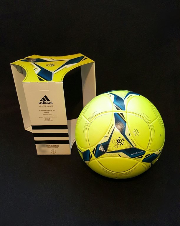 Gelber ADIDAS Performance der offizielle Spielball der Lique 1 der Saison 2015/16 mit Originalverpackung.