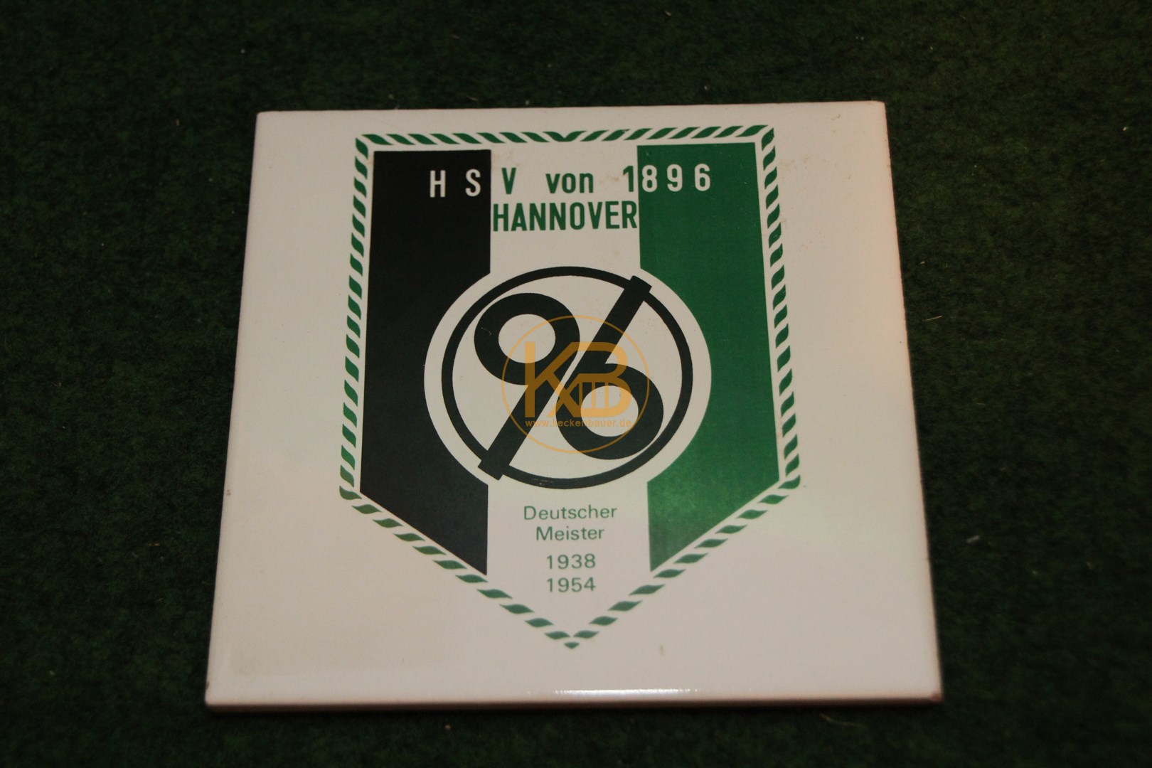 Fliese von Hannover 96 in den Maßen 15x15 cm, vermutlich aus den 1980ern.