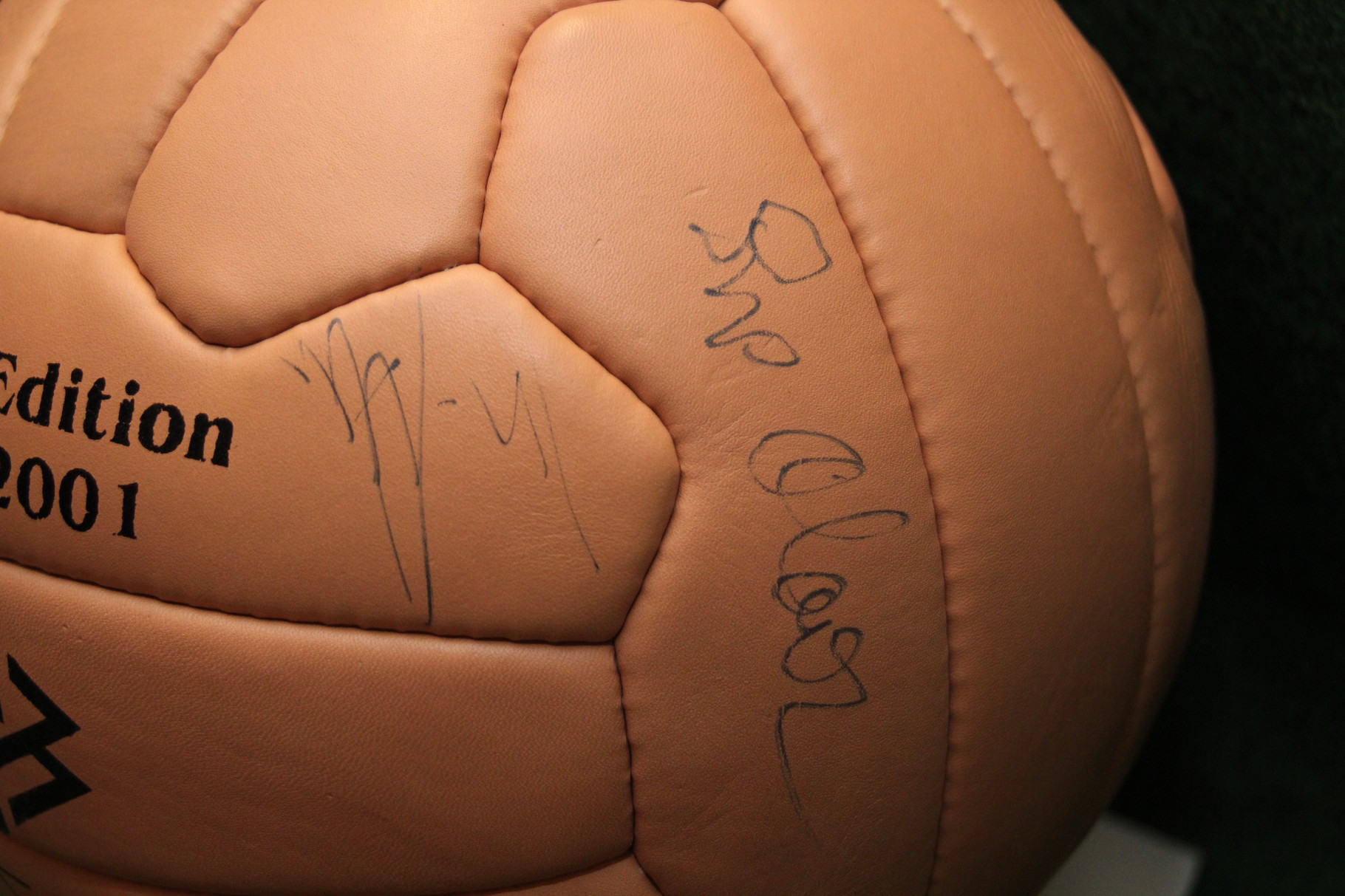 Limitierter DFB Ball mit den Autogrammen von Sepp Maier und Klaus Fischer.