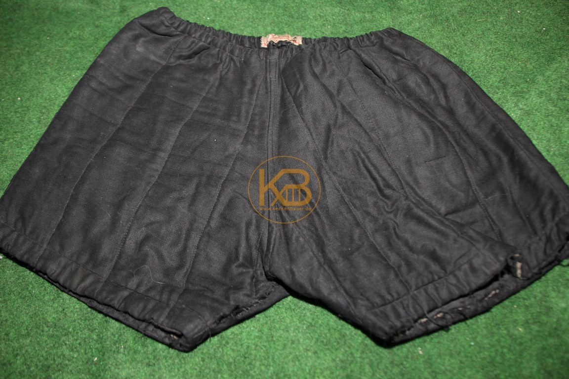 Alte Fußballhose vermutlich Torwarthose aus den 40-50ern mit der Inschrift "Darters P.M.A Naumburg".