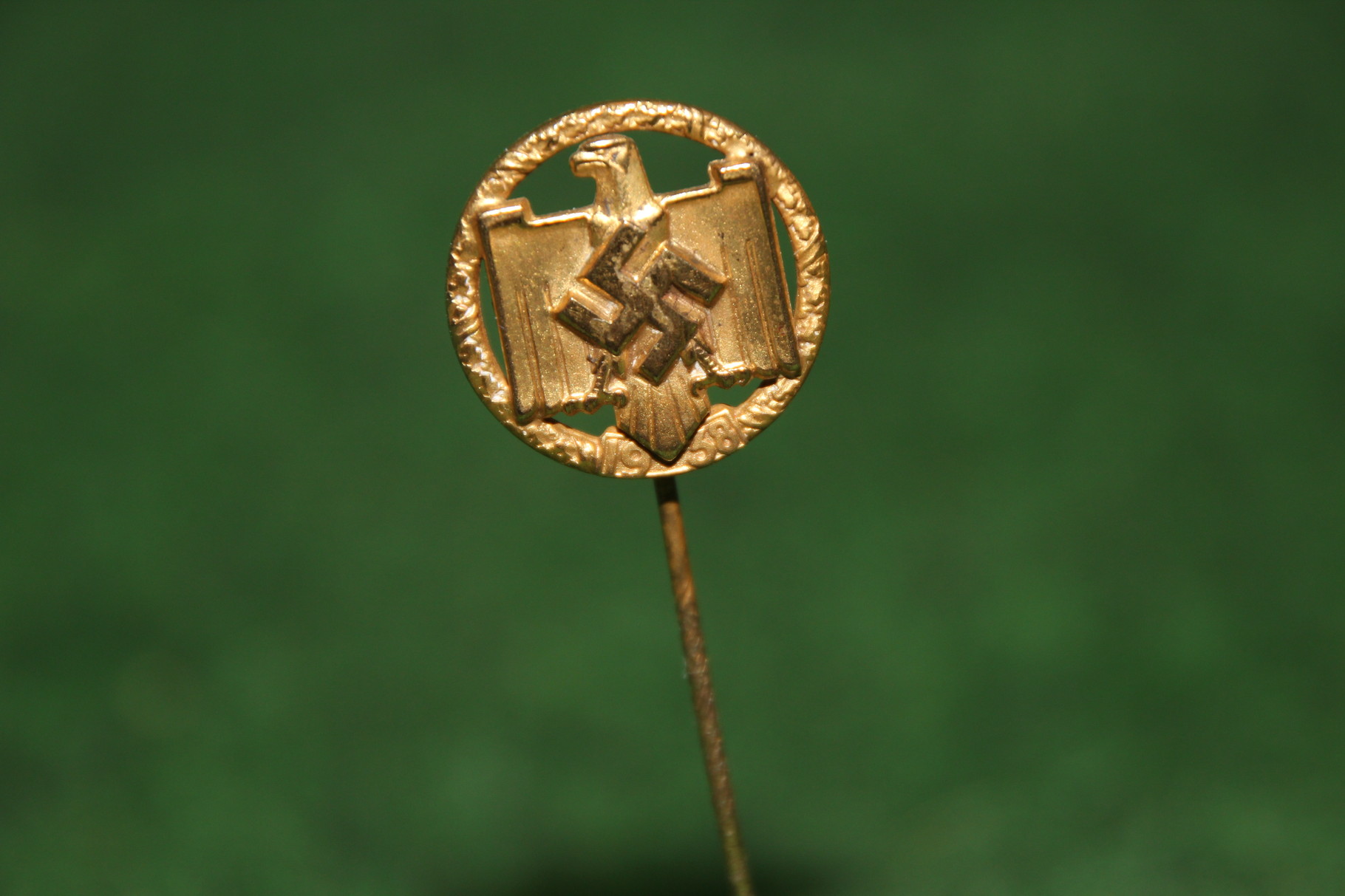 Original Spielernadel für den Gewinn der deutschen Fußball Meisterschaft 1938 von Hannover 96.