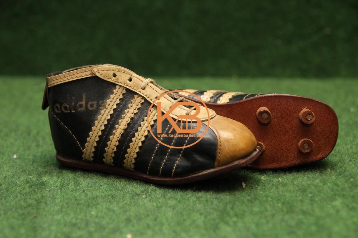 Alte Mini Fußballschuhe aus den 1950er der Firma Adidas.