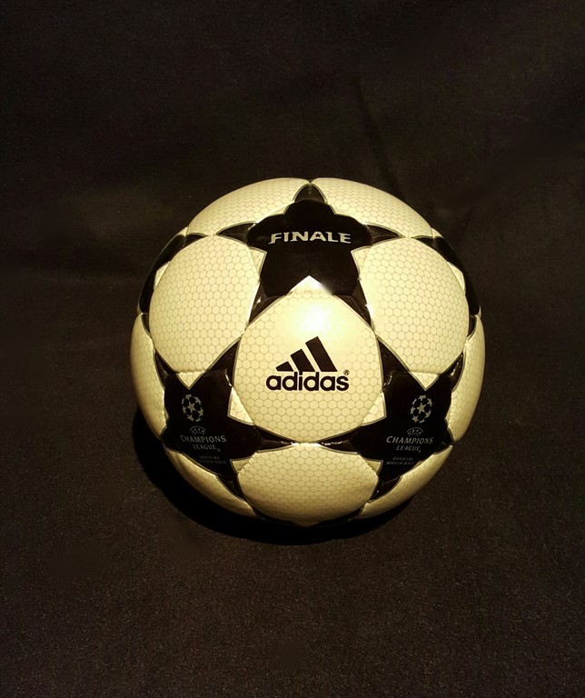 Der offizielle Spielball der ADIDAS Champions League Final Ball vom Finale 2001/02 in Glasgow.