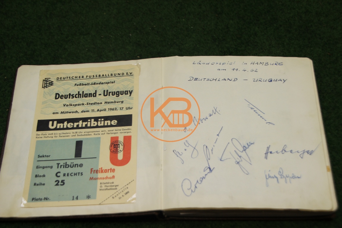 Original Eintrittskarte vom Spiel Deutschland gegen Uruguay am 11.04.1962 in Hamburg mit den origi-nal Autogrammen eines Teils der deutschen Mannschaft
