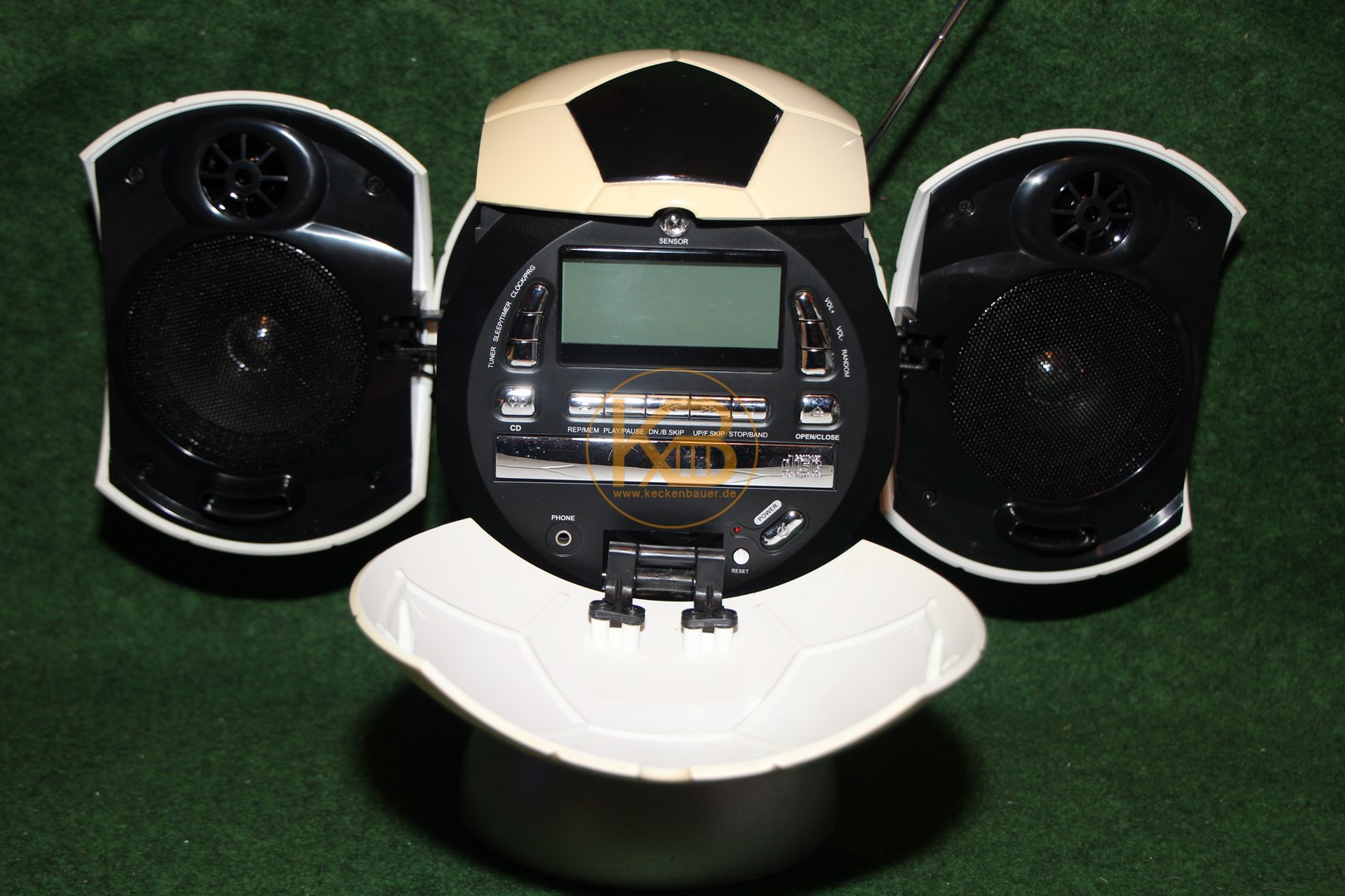 Radio-Cd-Player in Form eines  Fußballs mit Fuß, er ist 32 cm hoch 2/2