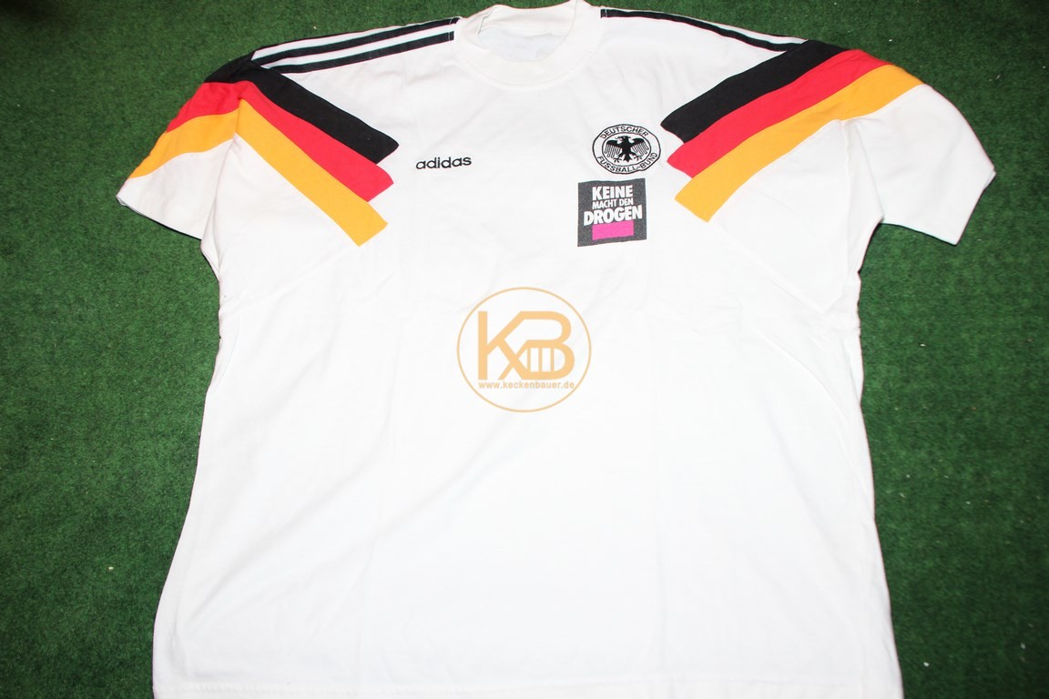 Aufwärm T-Shirt mit der Aufschrift "Keine macht den Drogen" von Adidas.