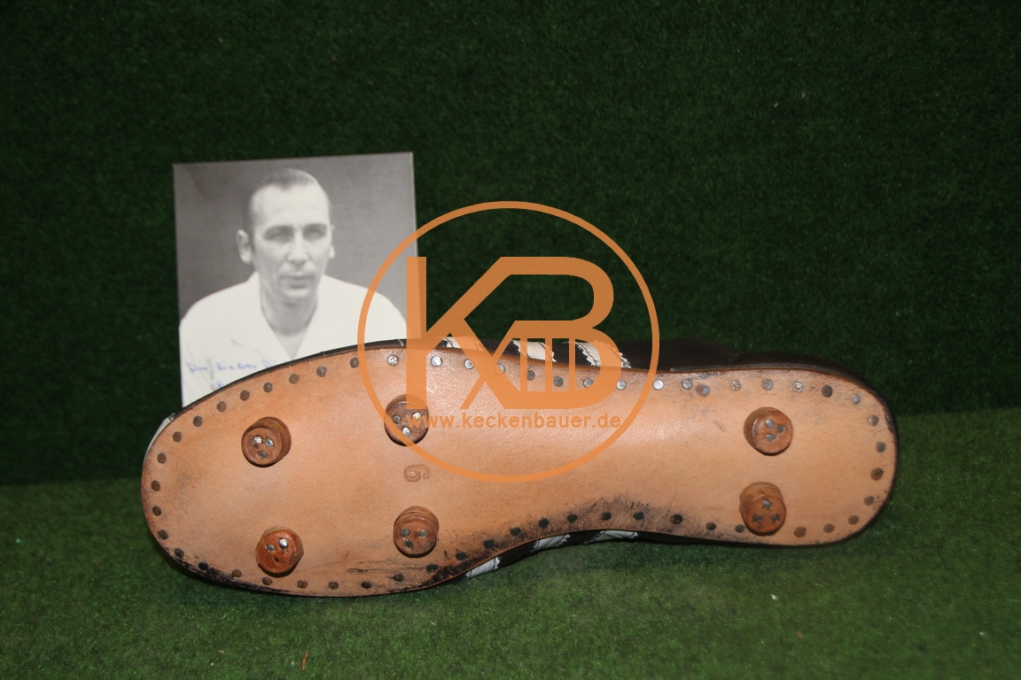 Adidas Replique Fußballschuhe mit dem original Autogramm von Horst Eckel. Dazu eine Autogramm-karte von Horst Eckel inkl Widmung für "Pitter" Danzberg 2/2