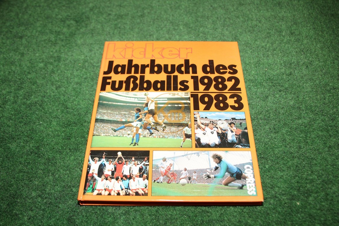 Kicker Jahrbuch des Fußballs 1982/1983 vom Copress Verlag.