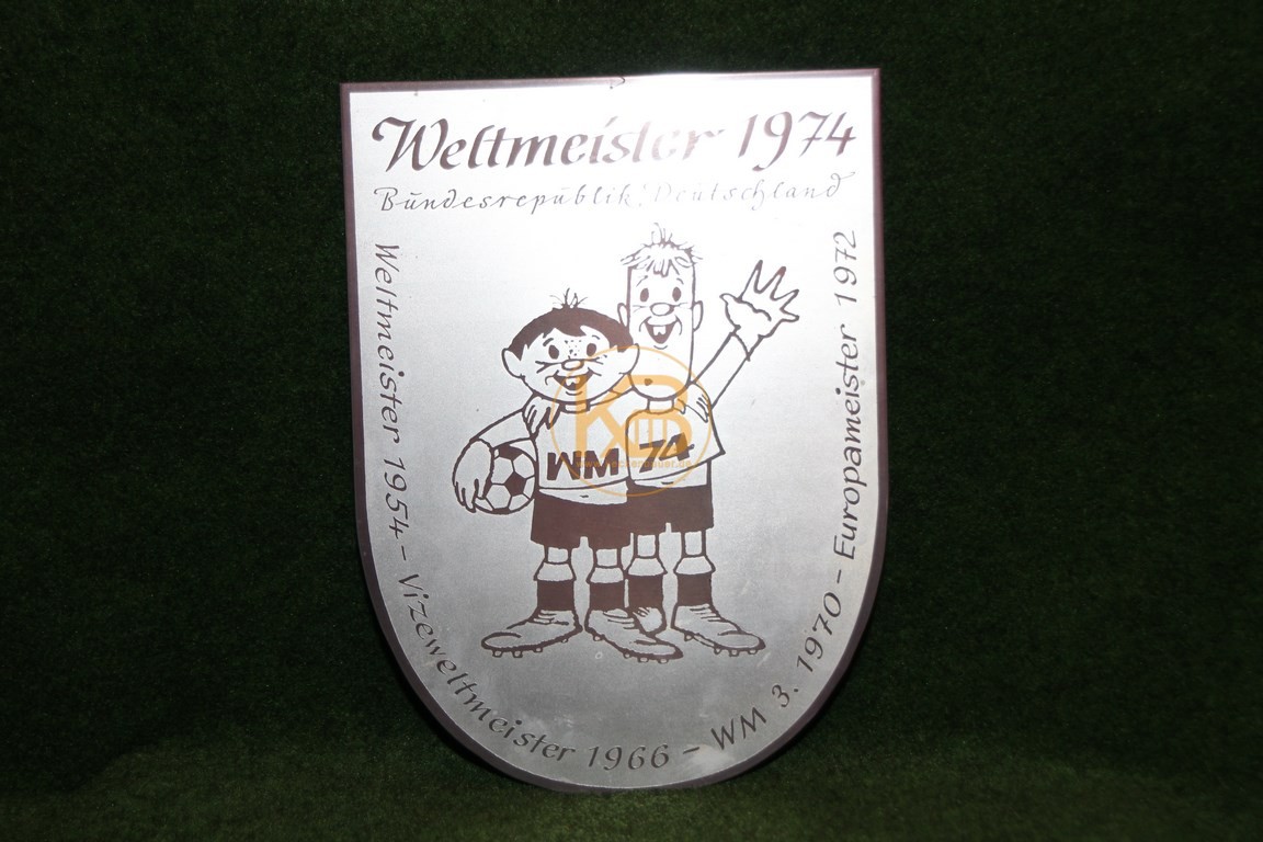 Plakette zur Weltmeisterschaft 1974 in Deutschland mit den Maskottchen Tip und Tap von Zinn Becker.