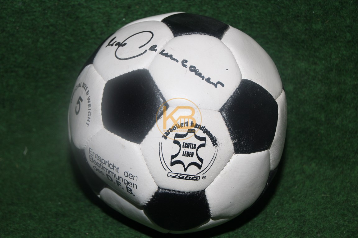 Alter Lederball mit dem original Autogramm von Franz Beckenbauer