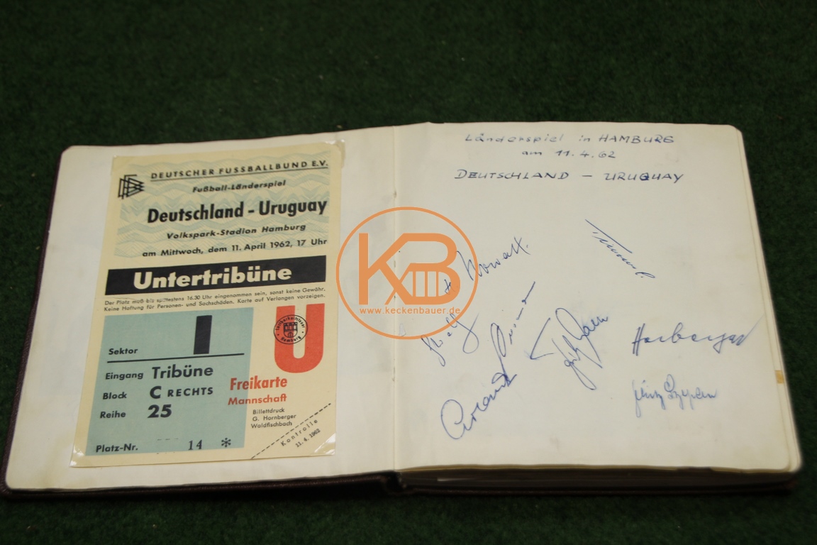 Original Eintrittskarte vom Spiel Deutschland gegen Griechenland am 22.10.1961 in Augsburg mit den original Autogrammen der deutschen Mannschaft.