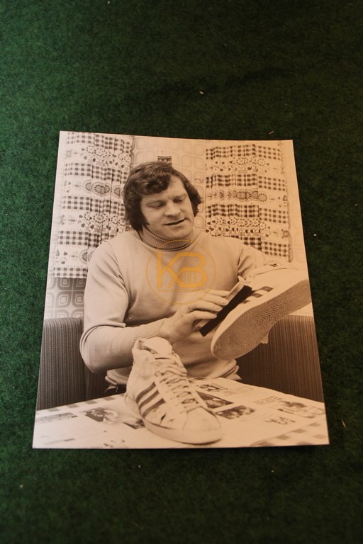 Original Foto von Pitter Danzberg bei der Schuhpflege 1975.