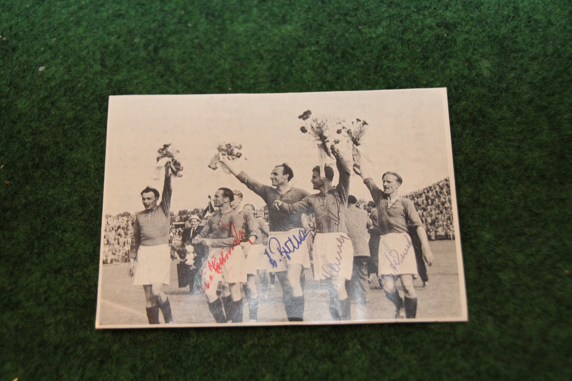 Foto vom Deutschen Meister 1954 Hannover 96 mit diversen original Autogrammen. 1/2