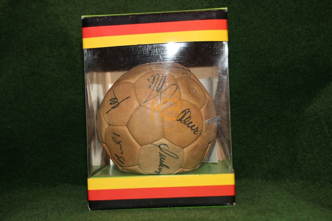 Original unterschriebener Ball des Weltmeisterkaders der WM 1978 in Argentinien in der Originalverpackung. 1/2