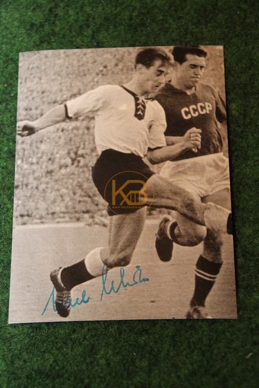 Foto von Karl Schmidt im Dress der Nationalelf mit original Autogramm.