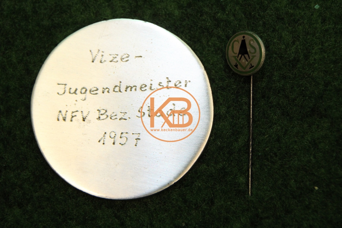 Alte Fußball Plakette im Etui  und Nadel. Vize – Jugendbezirksmeister NFV Bez. Stade 1957. 2/2