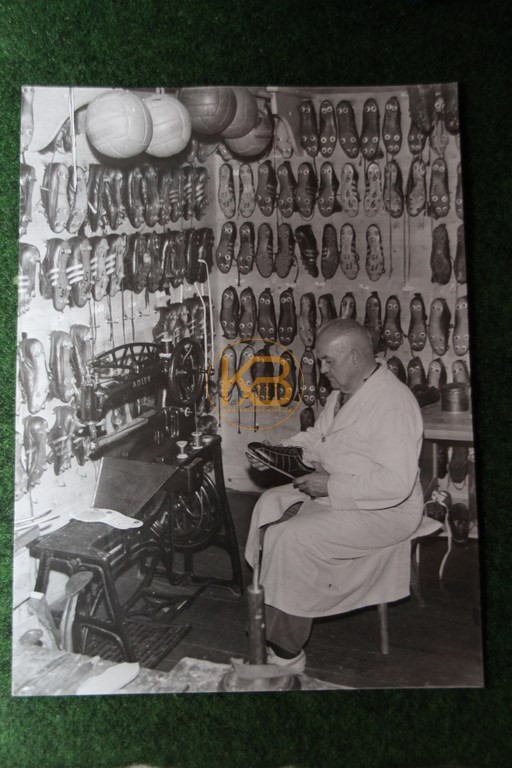 Altes original Foto eines Schuhmachers bei der Fußballschuhpflege. 