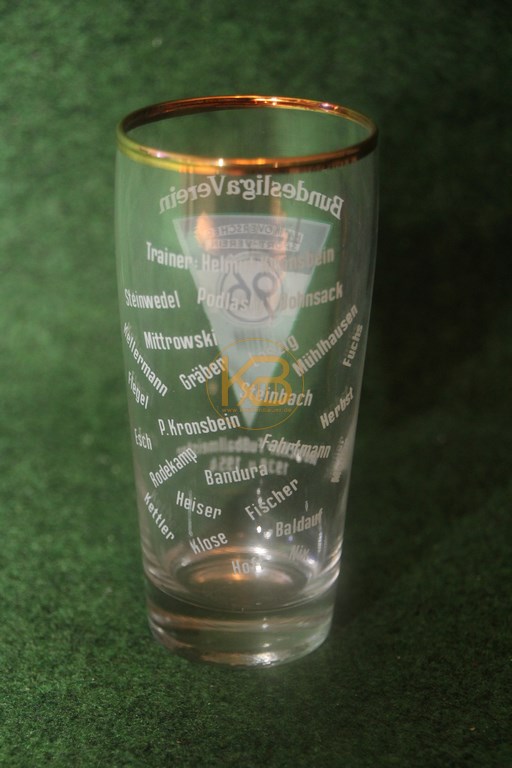 Altes Glas aus den 1960 ern mit den gedruckten Unterschriften des Kaders und dem Trainer Kronsbein 2/2