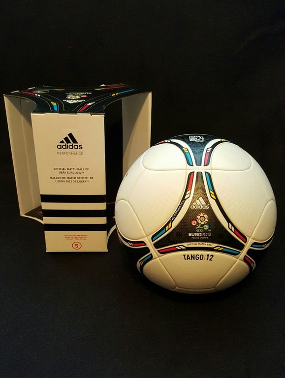 ADIDAS Tango 12 der offizielle Spielball von der EM 2012 in Polen und der Ukraine mit Originalverpackung.