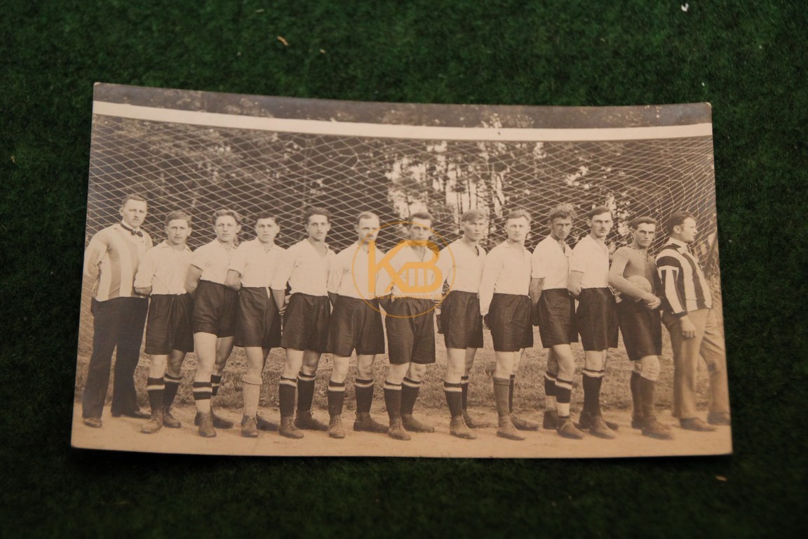 Original  Mannschaftsfoto von einem Wiener Fußball Verein aus dem Jahr 1914.