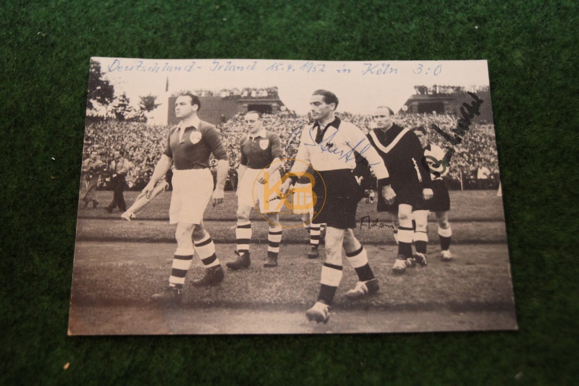 Bild aus dem Spiel Deutschland gegen Irland am 15.04.1952 in Köln mit original Autogrammen.