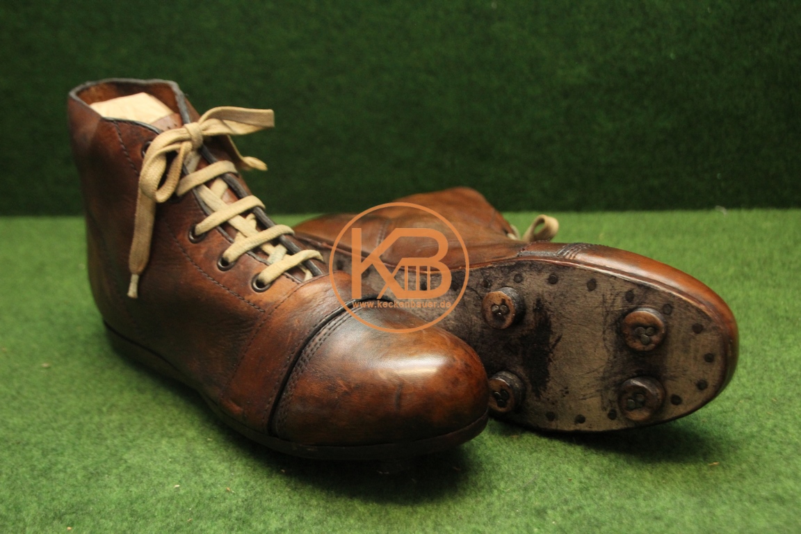 Alte Fußballschuhe mit genagelten Rundstollen aus den 1940er Jahren aus England in einem absoluten Top-Zustand.