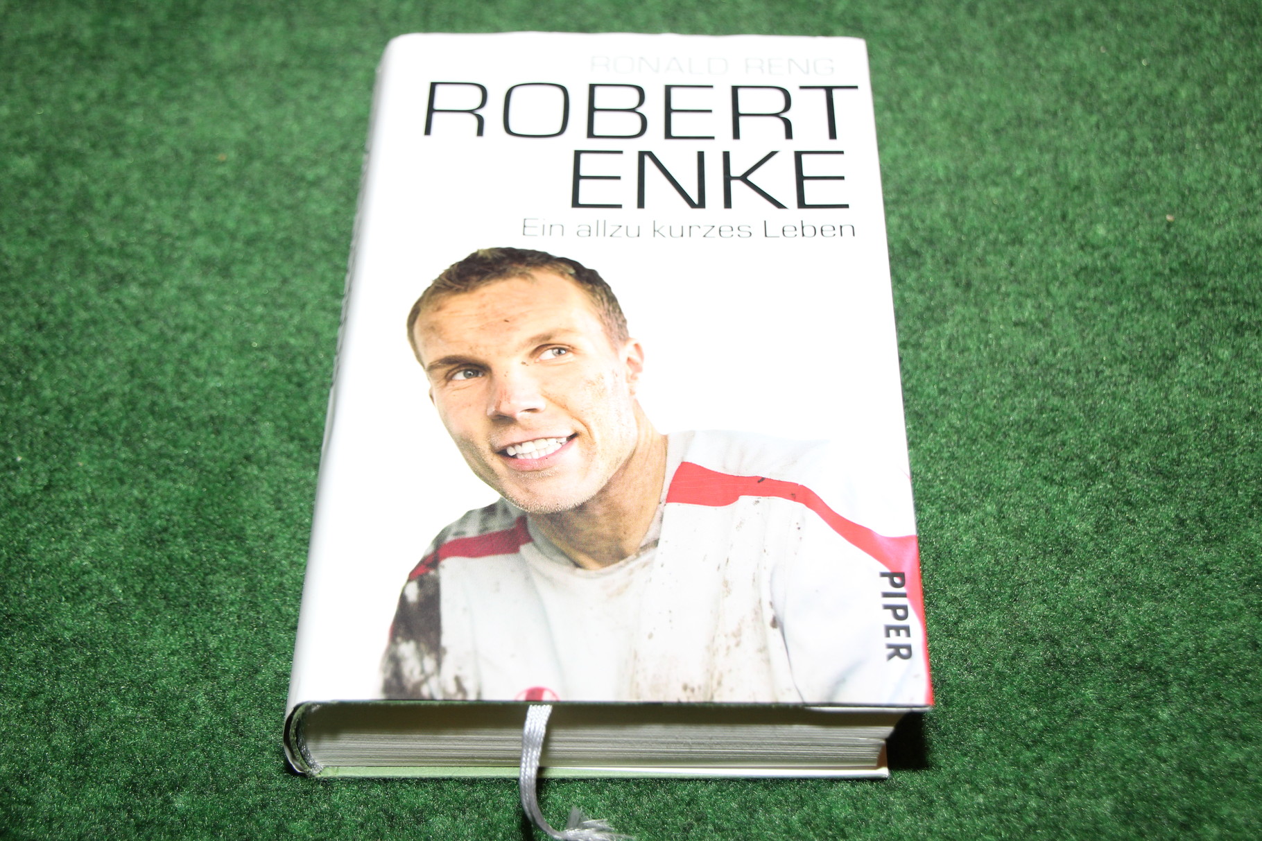 Buch von Ronald Reng über DEN Fussballspieler von Hannover 96 Robert Enke.