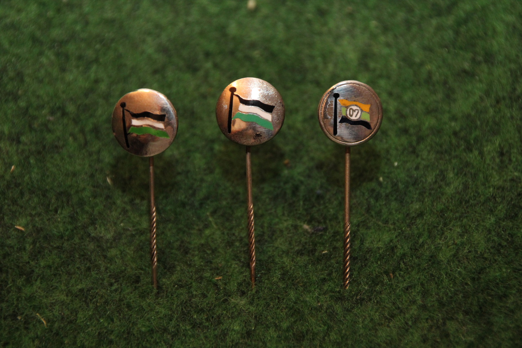 Originale Silber-Vereinsnadeln von Hannover 96 (50 Jahre Mitgliedschaft) und Linden 07 (Rechts).
