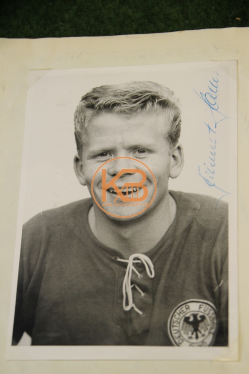 Original Autogramm von Helmut Haller im Trikot der deutschen Nationalmannschaft