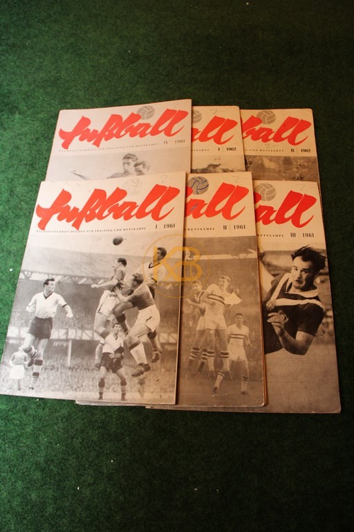 Fußball, Zeitschrift für Training und Wettkampf Ausgaben I, II, III, IV aus 1961 und I, II aus 1962.
