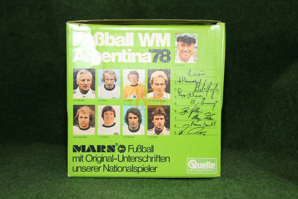 Original unterschriebener Ball des Weltmeisterkaders der WM 1978 in Argentinien in der Originalverpackung. 2/2
