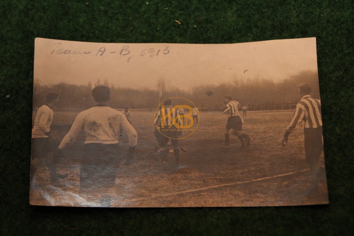 Original Foto einer Spielszene von einem Wiener Fußball Verein aus dem Jahr 1913.