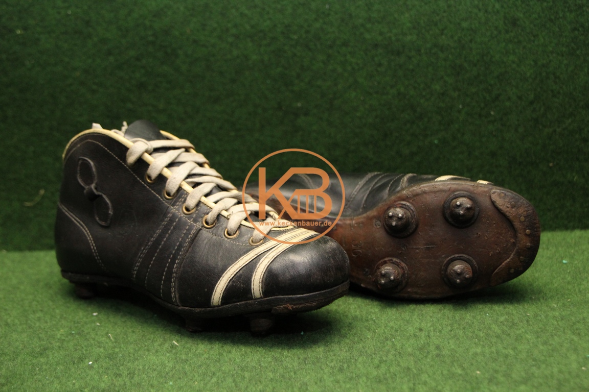 Alte PUMA Rekord Fußballschuhe aus dem Jahr 1953 mit genagelten Lederstollen und dem alten Puma Logo.