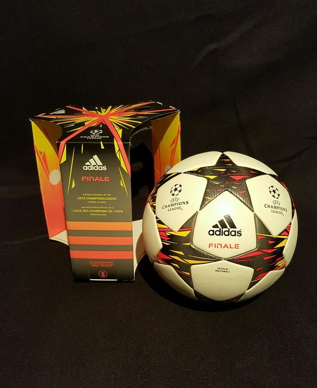 Der offizielle Spielball der ADIDAS Frauen Champions League Final Ball vom Finale 2014/15 in Berlin mit Originalverpackung.