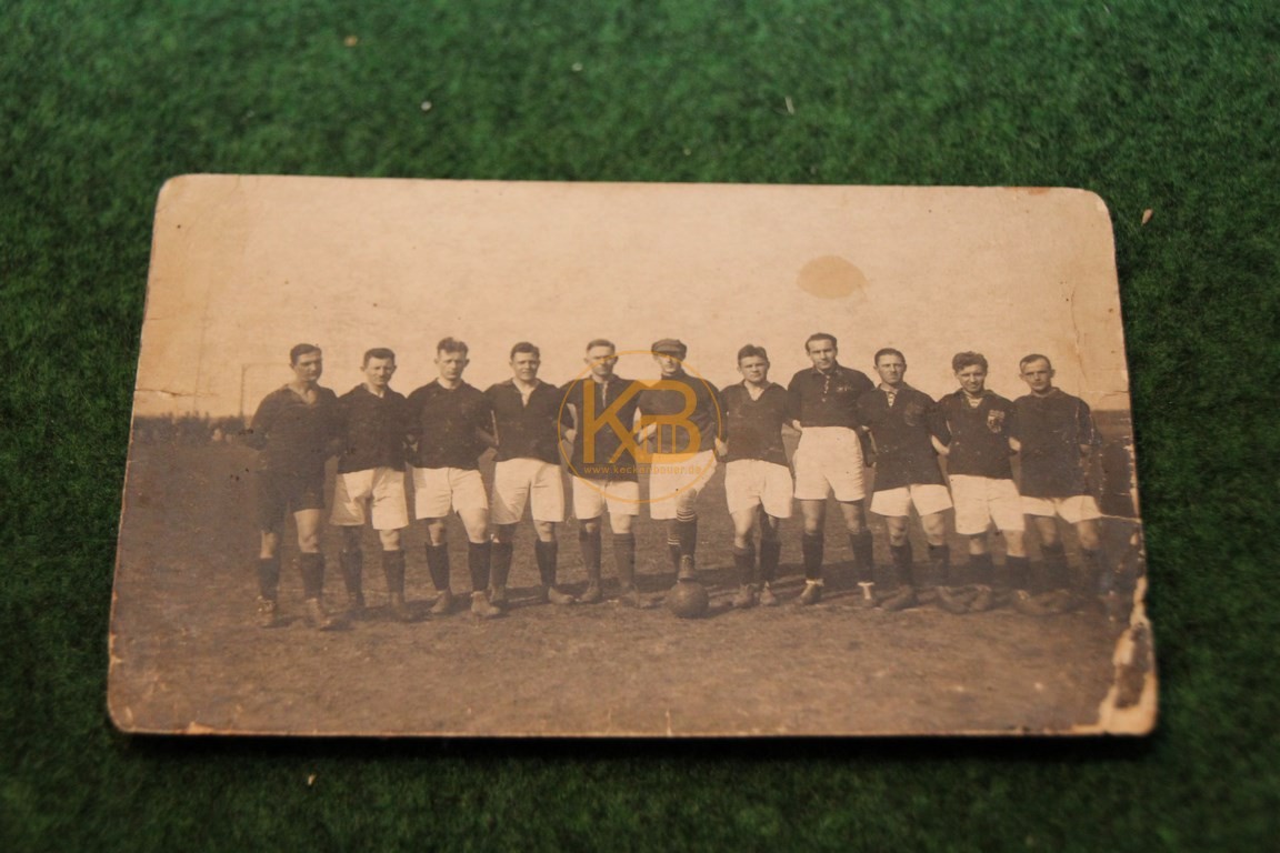 Foto einer unbekannten Fußballmannschaft vermutlich aus den Jahren 1915-1925.