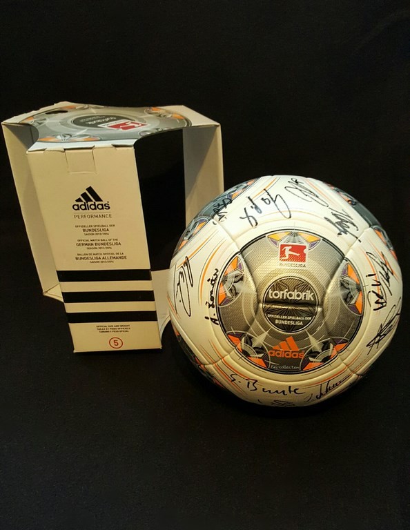 ADIDAS Torfabrik der offizielle Spielball der Fussball Bundesliga der Saison 2013/14 mit Originalverpackung und den Autogrammen von der Frauenmannschaft des VFL Wolfsburg.