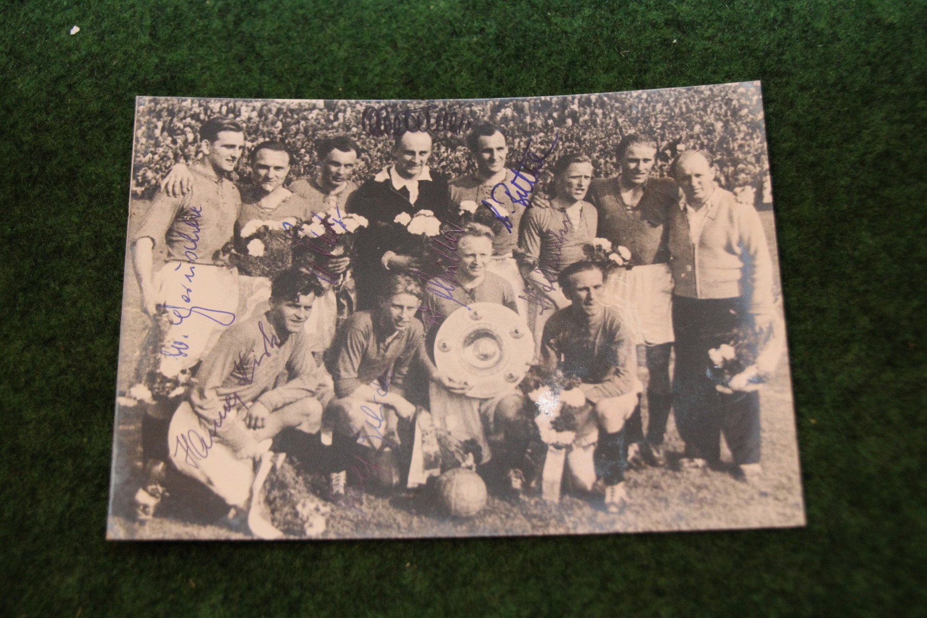 Foto vom Deutschen Meister 1954 Hannover 96 mit diversen original Autogrammen. 1/2