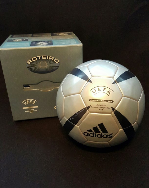 ADIDAS Roteiro der offizielle Spielball der EM 2004 in Portugal.                                       
