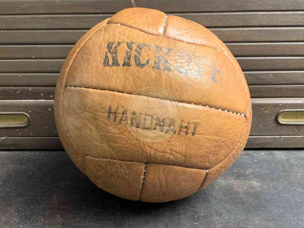 Fußball "Kickoff" mit zwei Panelen je Seite und Rundöffnung für die Ballblase