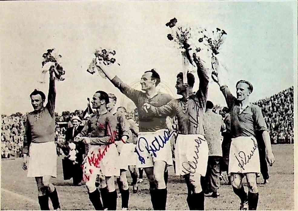 Foto vom Deutschen Meister 1954 Hannover 96 mit diversen original Autogrammen Blumen