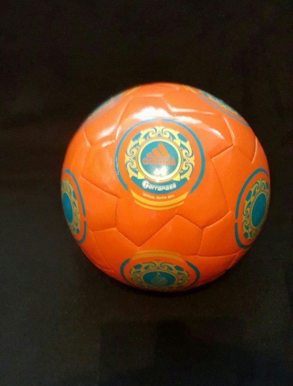 Oranger ADIDAS Terrapass der offizielle Spielball von der Frauen EM 2009 in Finnland.