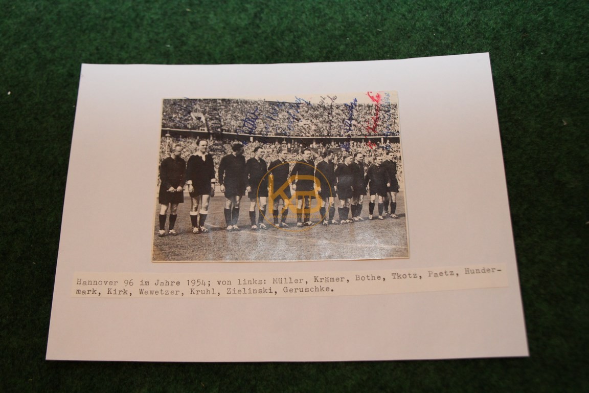 Foto von Hannover 96 aus dem Jahr 1954 mit diversen original Autogrammen. 
