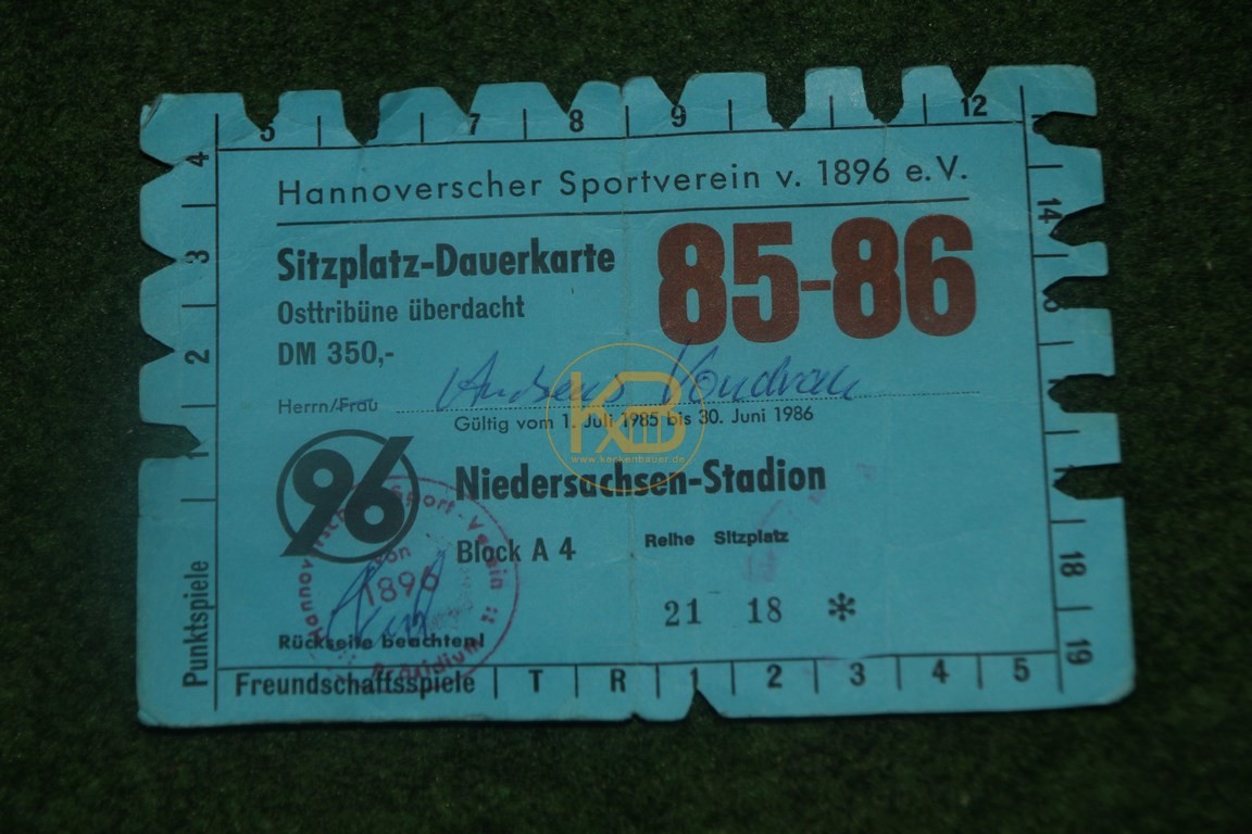 In Zeiten der Chipkarten eine Dauerkarte aus der Saison 85/86.