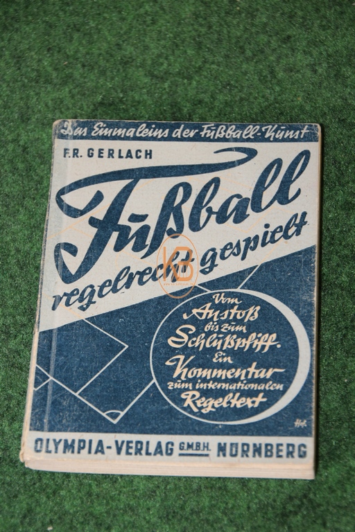 Buch Fußball regelrecht gespielt vom Olympia Verlag aus dem Jahr 1948