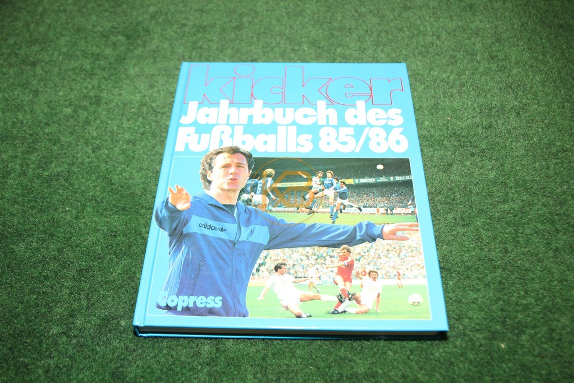 Kicker Jahrbuch des Fußballs 1985/1986 vom Copress Verlag.