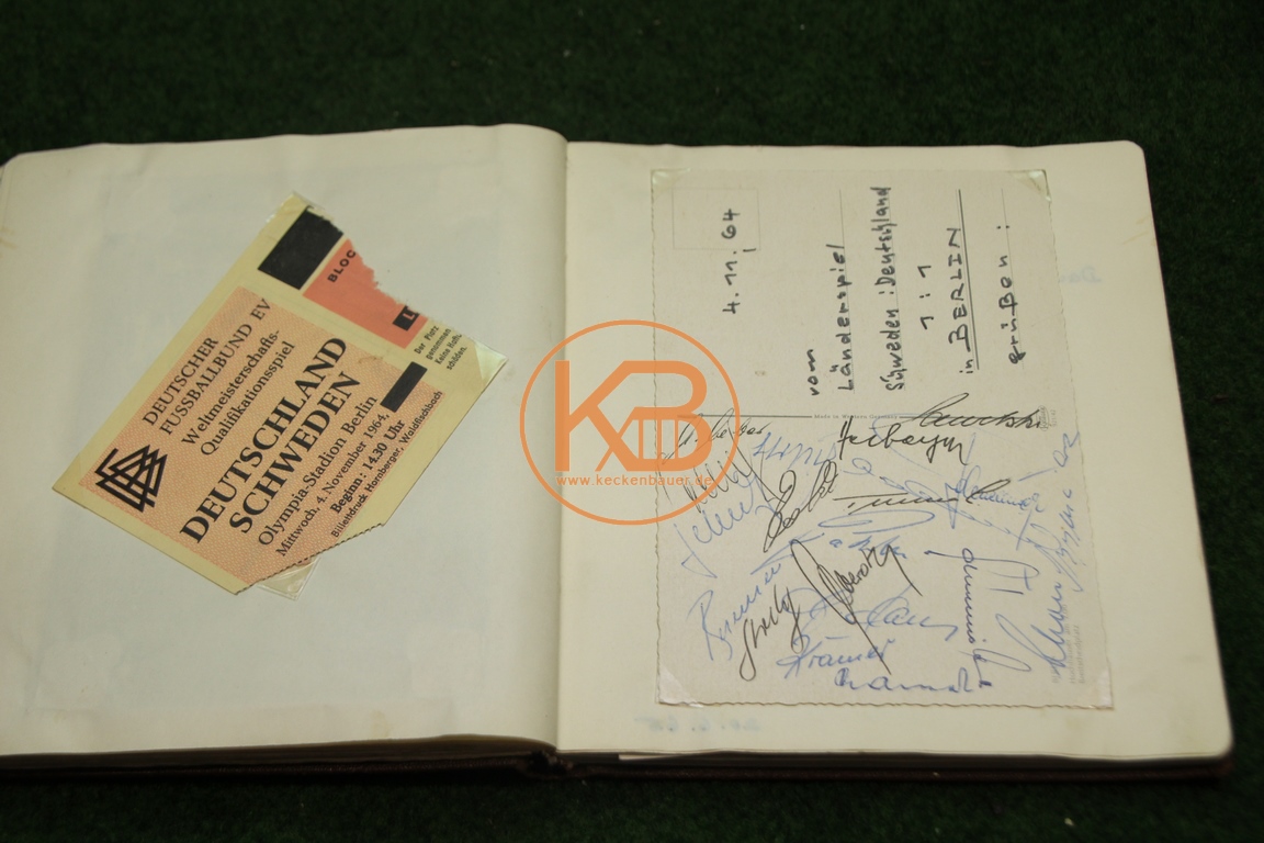 Original Eintrittskarte vom WM Qualifikationsspiel Deutschland gegen Schweden am 04.11.1963 in Berlin mit den original Autogrammen eines Teils der deutschen Mannschaft