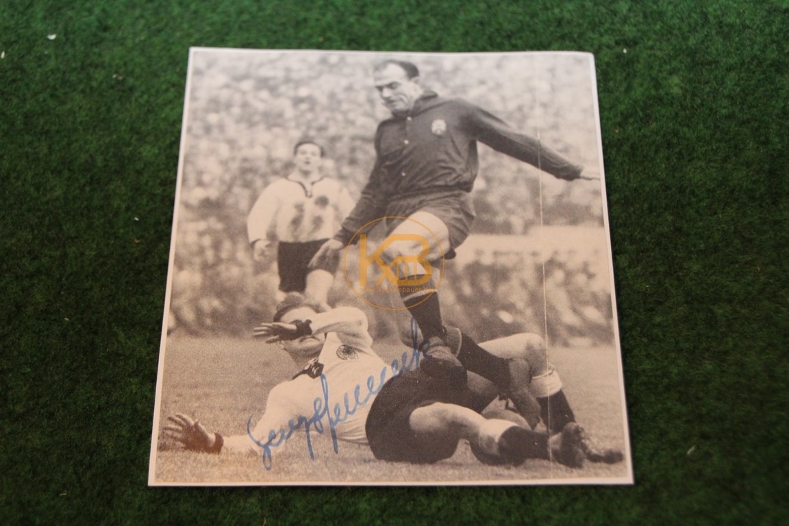 Foto von ??? im Dress der Nationalelf mit original Autogramm.