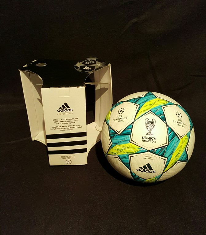 Der offizielle Spielball der ADIDAS Champions League Final Ball vom Finale 2011/12 in München mit Originalverpackung.