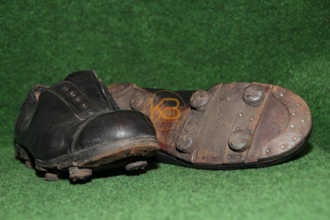 Meine ersten "alten" Fußballschuhe mit genagelten Rundstollen die auf extra Lederriemen genagelt sind, in der seltenen flachen Variante.